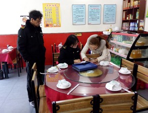 新城区自强路食品药监所开展餐饮服务单位食品安全风险排查工作