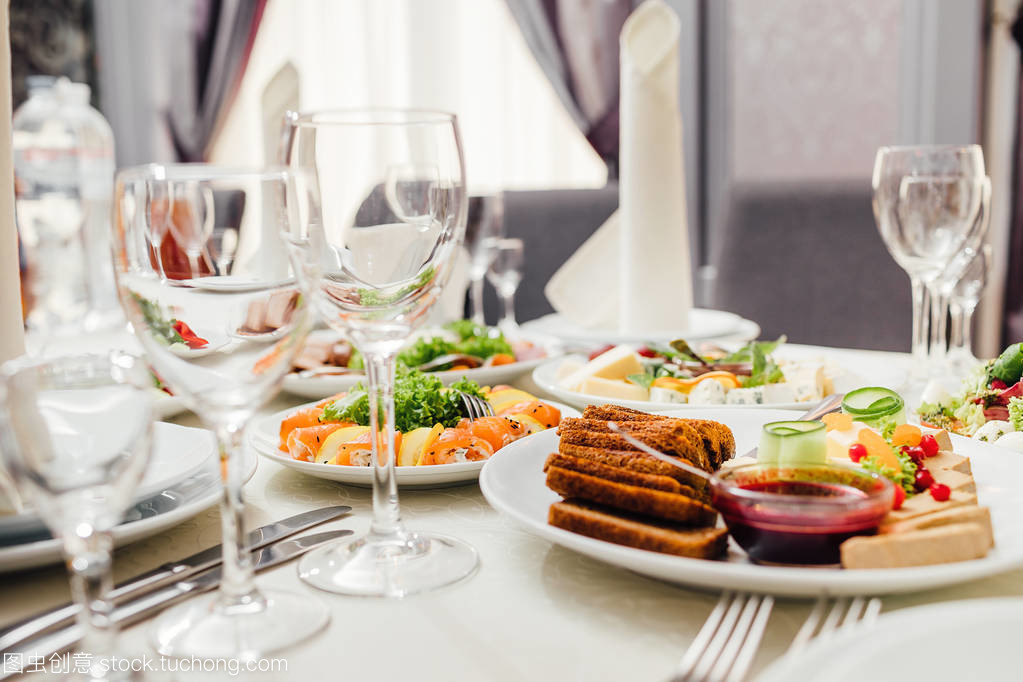 精致餐饮 宴会前餐饮服务中餐具与玻璃高脚杯的协同设置艺术